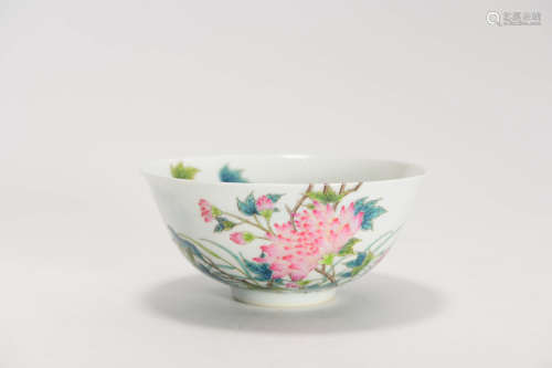 A FAMILLE ROSE FLOWER PORCELAIN BOWL