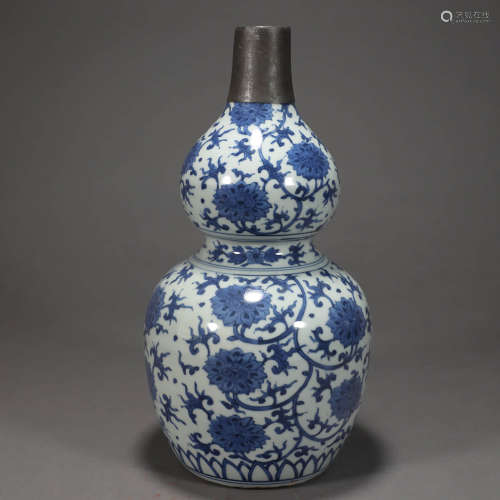 A BLUE AND WHITE LOTUS PORCELAIN DOUBLE GOURD VASE