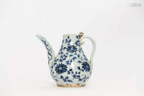A BLUE AND WHITE FLOWER PORCELAIN EWER