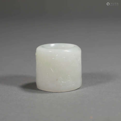 A FIGURE WHITE JADE THUMB RING