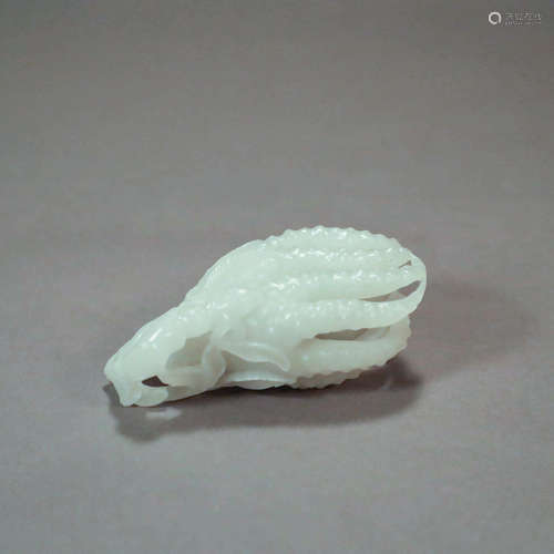 A WHITE JADE FINGERED CITRON ORNAMENT