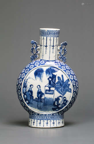 A BLUE AND WHITE FIGURE PORCELAIN VASE