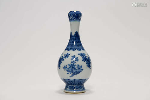 A BLUE AND WHITE FLOWER GARLIC-HEAD PORCELAIN VASE