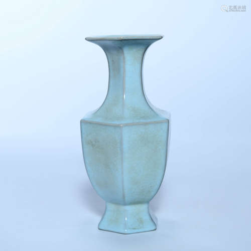 A Ru Typed Glazed Vase