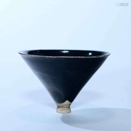 A Black Glazed Porcelain Hat-shaped Bowl