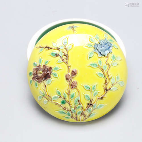 民国 黄釉雕瓷花卉纹印泥盒