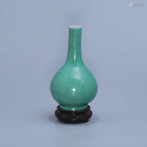 十八世纪 苹果绿釉胆瓶（原木座）