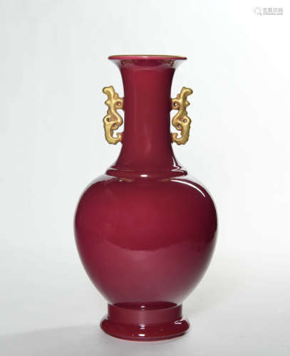 A Red glazed vase，Qianlong Mark