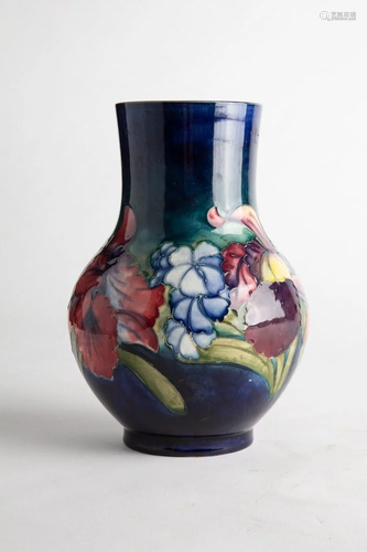 Gorgeous English Porcelaine Monocraft Vase