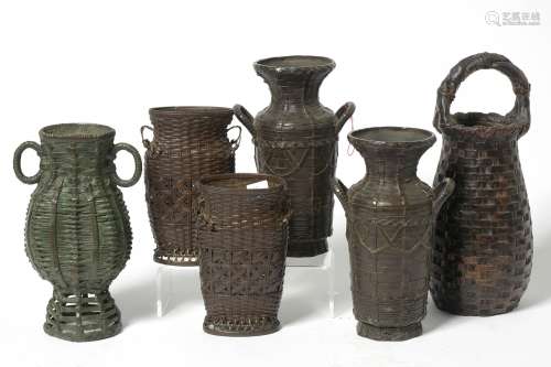 Lot de six vases imitant les paniers en vannerie comprenant: trois en bronze, deux en cuivre et un en grès. Un signé. Travail japonais. Epoque: XIXème. (Légers *). H.:+/- de 20 à 34cm.
