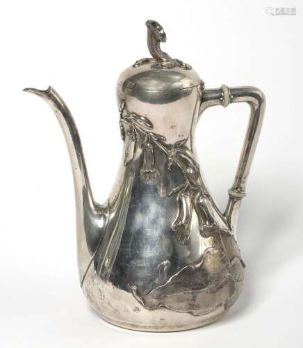 Une cafetière Art nouveau en argent 800/1000ème à décor floral  aux poinçons Wolfers (1890-1934) et allemands. Epoque: vers 1900 - 1910. H.:+/-23cm. Poids total:+/-680grs.