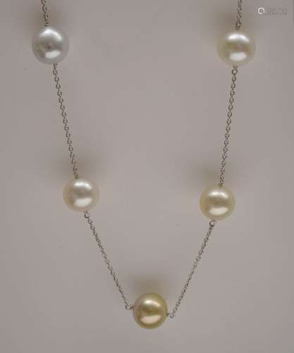 Collier en or blanc 18 carats serti de 5 perles des Mers du Sud de couleur naturelle (Diam.: de 10,5 à 11,5 mm). L.:+/-45.5cm. Poids total:+/-11gr.