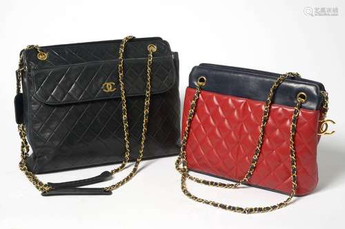 Deux sacs de marque Chanel: L'un en cuir rouge et noir aux attributs en métal doré, le deuxième en cuir noir aux attributs en métal doré. Hologrammes. Années 2009-2010 et 1989-1991. En bon état. On y joint la carte d'authenticité du premier. Dim.:+/-24x30x8cm et 28x35x7cm.