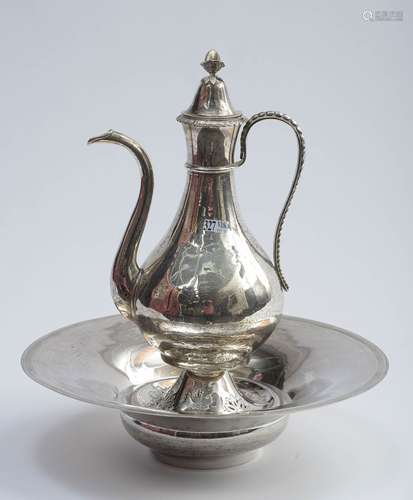 Aiguière et bassin de modèle différent en argent aux poinçons ottomans et égyptiens portant un chiffre couronné probablement d'un membre de la famille royale d'Egypte (?). Provenance : Ancienne collection de Mr. Olivier Jaumoulle, Consul de Belgique en Turquie et au Portugal. (*). Poids total:+/-2300gr.