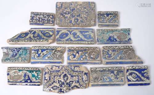 Ensemble comprenant +/-75 fragments de carrelages ou frise en céramique à décor floral glaçurée bleue, verte et rose. Travail iranien. Epoque: XVIIIème - XIXème (?), période Kadjar.
