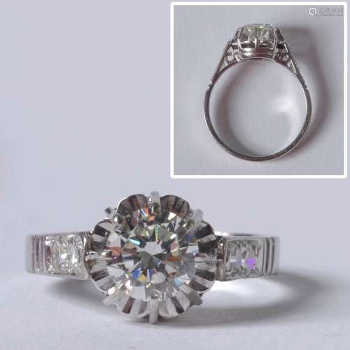 Bague en platine sertie d'un diamant taille ancienne de +/- 0,75-0.80 carat (Couleur: K-L-M ; Pureté: SI ). Doigt (Métrique): 50-51. Poids total: 3,4 gr.