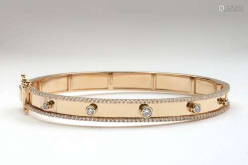 Bracelet en or rose 18 carats serti de diamants taille brillant pour un total de +/- 1 carat (Couleur E-F-G; Pureté: VVS-VS). Diam. int.:+/-5.6x5cm. Poids total:+/-16.5gr.