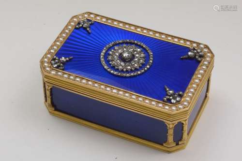 Rare boîte rectangulaire en or jaune 18 carats sertie d'émail bleu, de perles et de diamants taille rose. Travail Poinçonné. Epoque: XIXème. Poids total: +/- 125 gr.