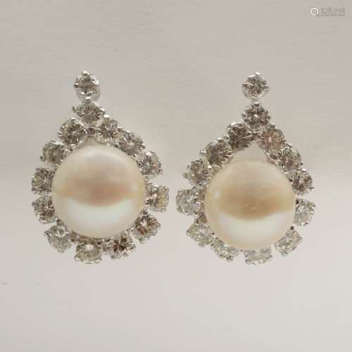 Paire de boucles d'oreilles en or blanc 18 carats serties de perles (Diam.:9.5mm) et de diamants taille brillant pour un total de +/-1.70 carats (Couleur: E-F-G; Pureté: VVS). Dim.:+/-2x1.5cm. Poids total: +/-10.7gr.