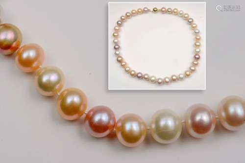 Collier de 37 perles d'eau douce multi, couleurs naturelles, nuances de rose  (Diam.: entre 10.5 et 13 mm). Fermoir en or jaune 18 carats. L.:+/-46cm.