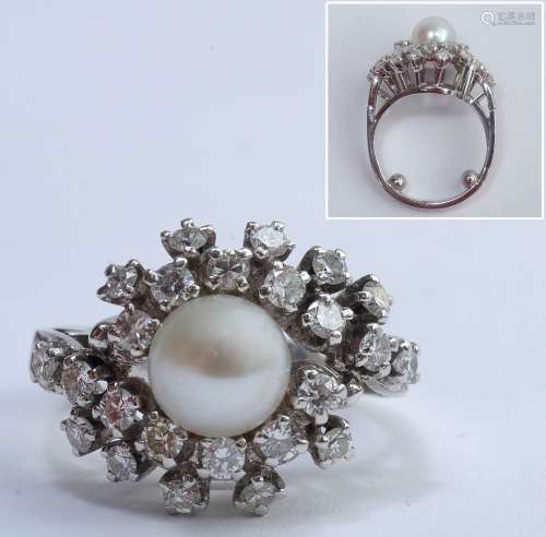 Bague en or blanc 18 carats sertie d'une perle blanche de culture et de diamants taille brillant pour un total de +/-0.50 carat. Doigt (Métrique): 47. Poids total:+/-8.3grs.