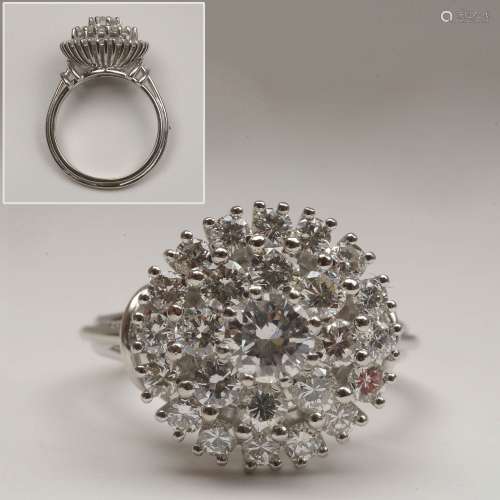 Bague en platine sertie de diamants taille brillant pour un total de +/-2.10 carats (Couleur: E-F-G; Pureté: VS) dont un diamant central de +/- 0.50 carat. Doigt (Métrique): 55. Poids total: +/-9.4 gr.