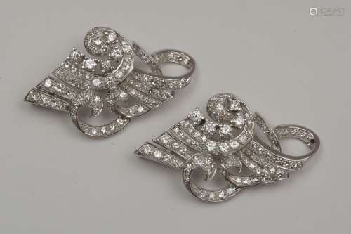 Deux broches Art déco en platine serties de diamants taille brillant et taille 8/8 pour un total de +/- 5.5 carats (Couleur: E-F-G; Pureté: VVS-VS). Dim.:+/-5x2.8cm. Poids total: 27.1 gr.