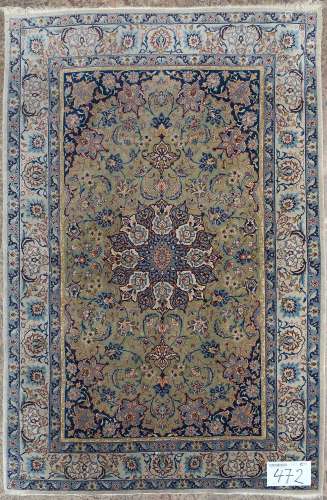 Carpette Ispahan (?) en soie (?) faite main orné d'un médaillon floral central bleu et beige sur fond bleu clair, bleu foncé et beige. Travail persan ancien. Dim.:+/-157x109cm.
