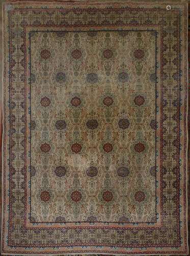 Grand tapis Kirman (?) en laine fait main à décor floral magenta, beige, bleu et brun sur fond beige. Travail persan. Dim.:+/-397x290cm.