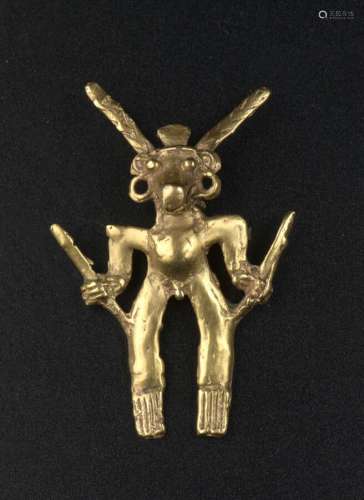 Pendentif - PersonnageCulture Linea Vieja, Costa Rica800-1500 après J.-C.H. 5,1 cmOr archéologique - Poids : 11,83 gr.Beau pendentif représentant un personnage debout tenant dans chaque main un sceptre. Revers supportant un anneau de fixation. Usure de surface Provenance : Ancienne collection française constituée au début du XXe siècle.