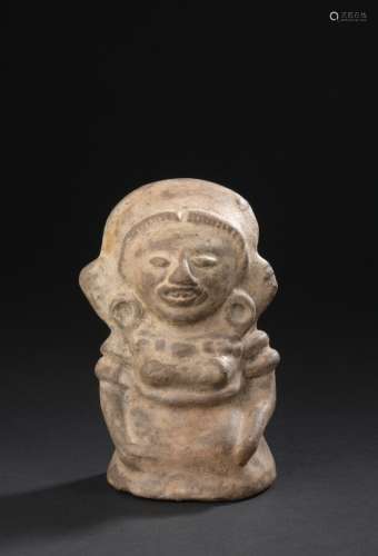 Statuette féminine, Maya du Guatemala Classique 450-650 ap. J.C.Céramique brune avec engobe blanc crèmeFemme assise dans une attitude de repos, elle porte un collier fait de perles, imposante coiffure entourant le visage avec présence de deux boucles d'oreille circulairesH. 17 cm