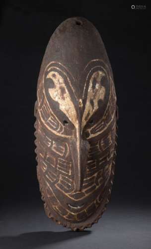 Masque de style Brag,  Province Sepik Est, Région de Karau, aire murik-WatamH. 59 cmCe masque au nez en bec d'oiseau et aux yeux dominés par des arcades sourcilières projetées en verticalité rehaussées de blanc et reliées à l'arête nasale. Selon David Lipset et Barry Craig, ce masque, au bec caractéristique, est une représentation masculine d'esprits ancêtres agressifs. Ces êtres, déguisés en séducteurs, ayant une fonction primordiale lors des initiations. Les grands masques brag des environs des lagunes de Murik et de Watam étaient, en général, placés sur un support mobile, appuyé contre une paroi à l'intérieur de la maison cérémonielle.