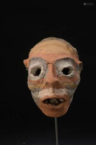 Crâne céphalomorphe, Île de Malekula, Vanuatu Résine végétale, pigments. H. 24 cmServant à commémorer le souvenir d'un dignitaire, dont il est une forme de portrait, ce crâne surmodelé était installé dans la maison des hommes. Un empâtement végétal a été ici appliqué puis recouvert de pigments ocres, les yeux circulaires évidés sont mis en valeur par leur pourtour rehaussé de pigments blancs et  une arcade sourcilière finement et nettement dessinée. Une ligne médiane blanche horizontale au-dessus de la lèvre porte le regard vers l'expressivité de la bouche grande ouverte.  L'ensemble conférant à l'oeuvre une grande vigueur, au visage une acuité particulière.