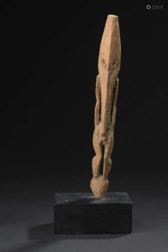 StatuettePapouasie Nouvelle-Guinée, Fleuve SépikH. 23,5 cmStatuette longiligne fiurant un personnage anthropomorphe debout les bras le long du corps et dont la tête s'apparente à celle d'un oiseau à long bec. Les pieds pointant vers le bas laissent supposer que cette sculpture ne reposait pas au sol mais servait probablement d'amulette.Procenance : Collection Michel Andrault (1926-2020)