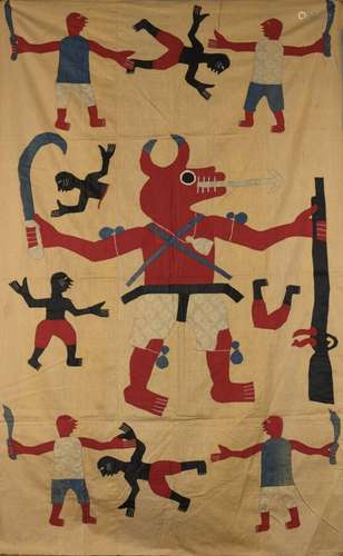 Dans le style des toiles d'Abomey, Fon, Bénin.L. 103 cm l. 167,5 cmRichement décoré, ce drapeau représente une scène de guerre dans laquelle le chaos fait rage, accentué par la multitude éparpillée d'homme armés tenant des haches de guerres et machettes. Les hommes au visages rouges semblent tuer les noirs. Dénonciation et récit visuel poignant de l'occupation colonialiste. Au ventre un taureau gigantesque armé d'une machette, d'un fusil tient entre ses dents une lance blanche.