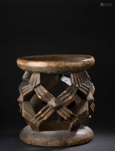 Tabouret Bamileke, Cameroun H. 40 cm L. 38 cmTabouret traditionnel circulaire à décor ajouré d'araignées stylisées simplifiées et épurées.