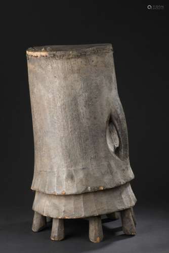 Tambour Makonde, Mozambique H. 60 cm L. 27,5 cmRare et ancien tambour de cérémonie au bois dur, patine brune d'usage. Boite de résonance en peau de serpent légèrement trouée.