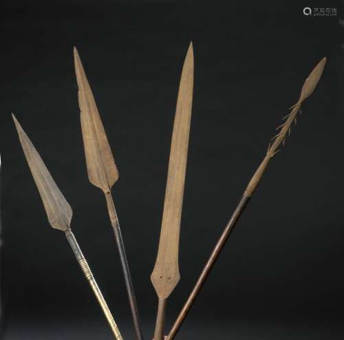 Ensemble de quatre lancesL. 82 à 157 cm Une lance présentant le style des pointes de lance de l'île de Rennel. Deux pointes de lance de style Mongo, République démocratique du Congo, dont l'une des lames est devenue orangée, rouille d'ancienneté. Et l'une d'Afrique australe. Bois, fer, bronze.