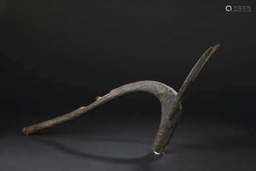 Sceptre Bamana, MaliH. 70 cmFigurant une antilope. Sceptre tout en verticalité. Traits minimalistes et sophistiqués. Belle courbe reliant le cou au museau.