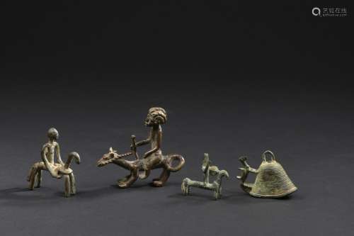Ensemble de 4 petits bronzes Joli et délicat petit ensemble de cavaliers malien et ivoirien en bronze assortis d'une clochette djenne figurant un cheval.