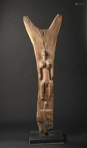 Pilier Dogon, TogunaMaliH. 126 cmProvenanceAndré Salanon, ParisMichel Andrault (1926-2020), ParisPilier Dogon en forme de fourche orné d'une statuette féminine sculptée en haut relief. La tête est de taille réduite, les épaules larges, la poitrine généreuse, le corps schématique. Le sexe est clairement fiuré. Dans le registre inférieur, une forme phallique semble dirigée vers l'entrejambe de la figure principale. Belle patine, notamment sur les éléments sculptés les plus proéminents.