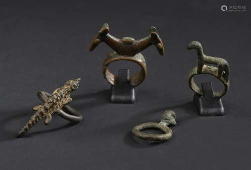 Ensemble de 4 bagues en bronze Petit ensemble raffiné de bagues en bronze et en fer, djenne, et senoufo dont l'une présente une double tête d'antilopes.