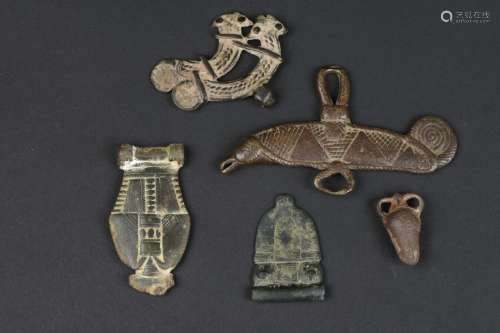 Ensemble de deux pendentifs caméléons et de trois amulettes en bronze Deux pendentifs présentant des caméléons l'un Gan, l'autre Lobi assortis de trois amulettes maliennes