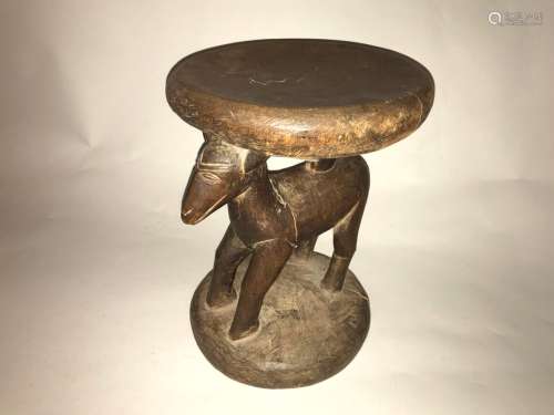 Tabouret zoomorphe Pende,  République Démocratique du Congo L'assise circulaire, le support ajouré et reposant dans la partie inférieure sur un animal. Patine sombre et brillante, fissures sur l'assise, le socle et partant de l'abdomen, derrière la pâte, à la naissance de la nuque. H. 33.5 cm