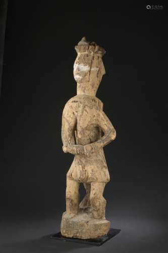 Maternité UrhoboNigeriaH. 84 cmSculpture féminine Urhobo réunissant dans sa gestuelle l'importance de la maternité et la symbolique précieuse de la fécondité, donnant le sein à un enfant qu'elle tient affectueusement dans ses bras.Provenance : Collection Michel Andrault (1926-2020)