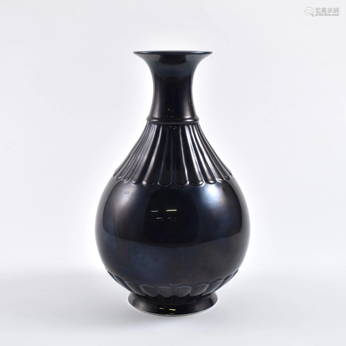 A FINE CHINESE ZIJIN GLAZED YUHUJUN BOTTLE VASE