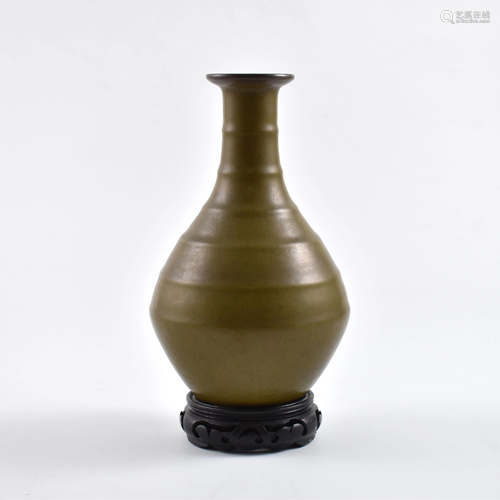 A FINE CHINESE TEA DUST GLAZED BOTTLE VASE ON STAND