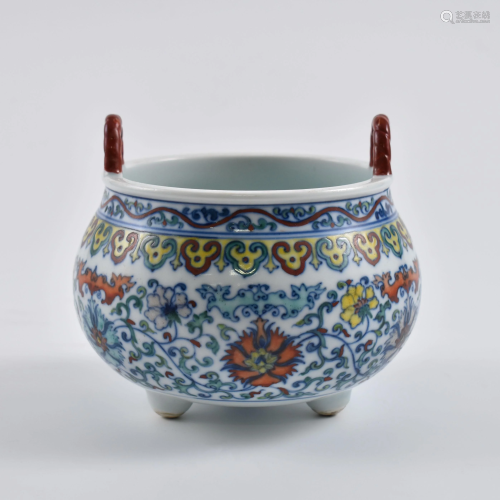 A FINE CHINESE DOUCAI WRAPPED FLORAL PORCELAIN CENSER