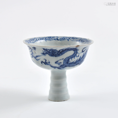 A FINE CHINESE BLUE & WHITE DRAGON HIGH BOWL