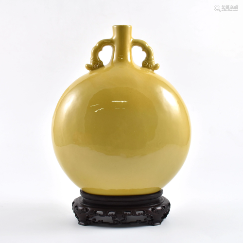 A FINE CHINESE YELLOW MONOCHROME MOON VASE ON S…